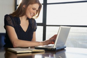 Карьера на низшем старте Woman Typing on Laptop